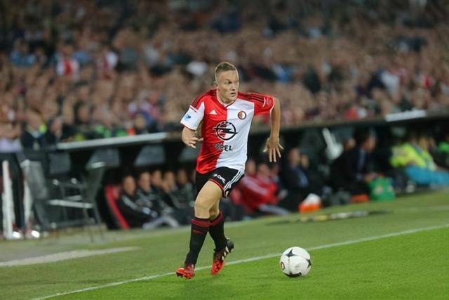 伊布社交媒体秀冠军数量 15个赛季拿13个联赛冠军